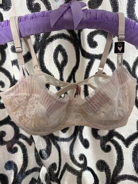 Victoria's Secret 32D Ivory Lace Dream Angels No Padding Push-up Bra